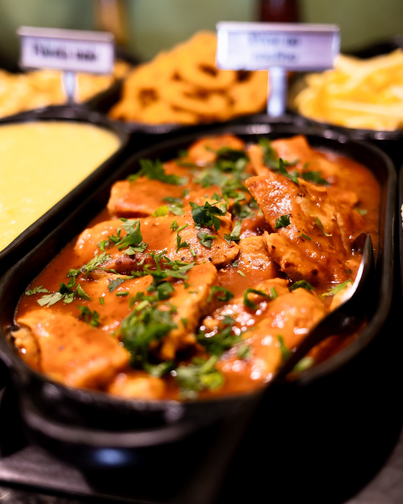 Frango ao molho no buffet